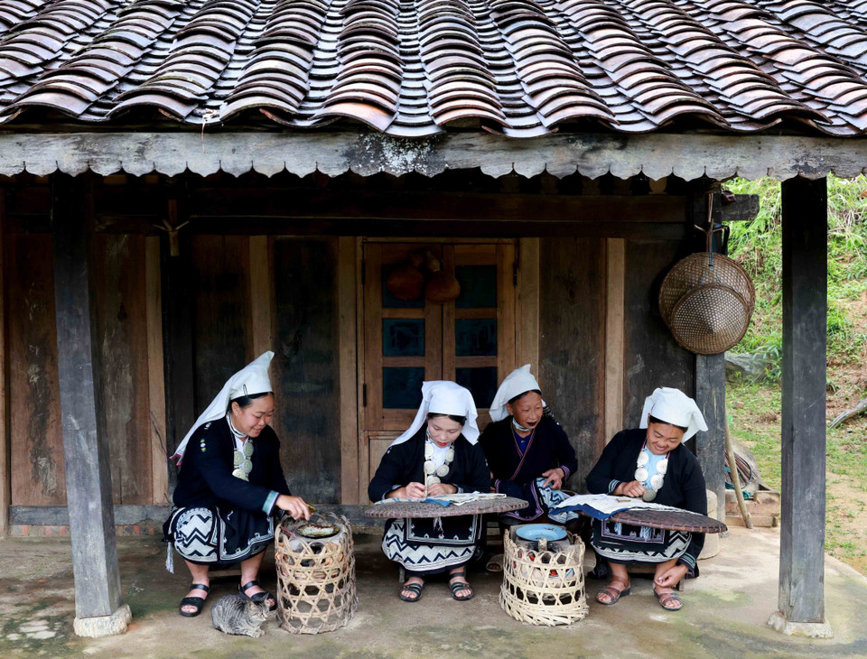 Depuis 2020, 7 foyers sur 35 du hameau de Hoai Khao fournissent des services d'hébergement chez l'habitant pour servir les touristes. Photo: VNA