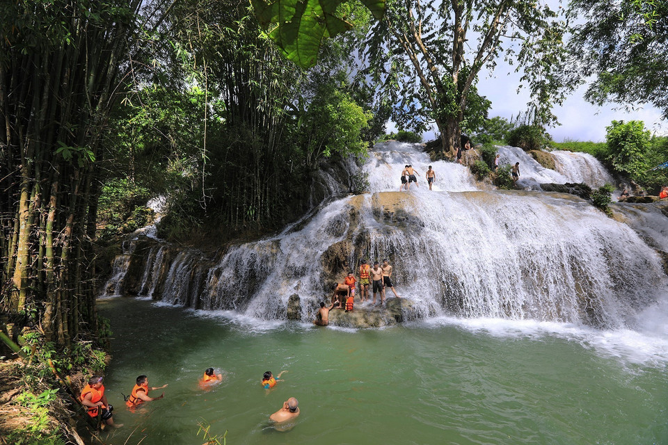 Au pied de de la cascade Trang se trouve un lac bleu. Photo: VNA