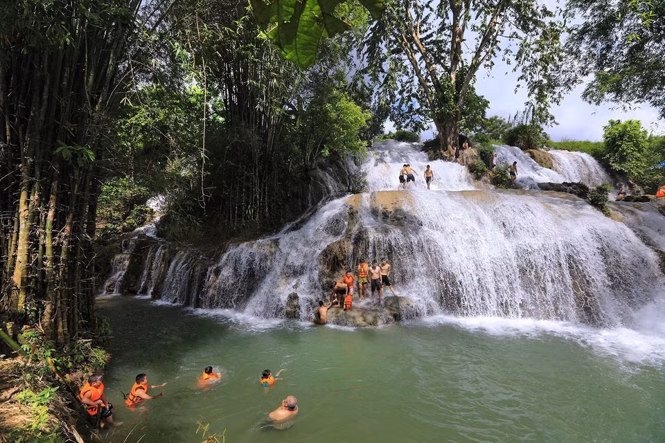 Au pied de de la cascade Trang se trouve un lac bleu. Photo: VNA