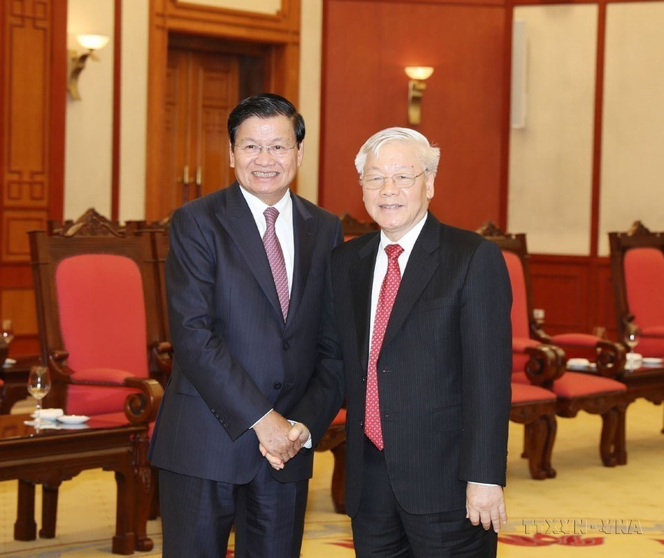 Le secrétaire général et président Nguyen Phu Trong reçoit le Premier ministre lao Thongloun Sisoulith en visite officielle au Vietnam, le 1er octobre 2019. Photo: VNA