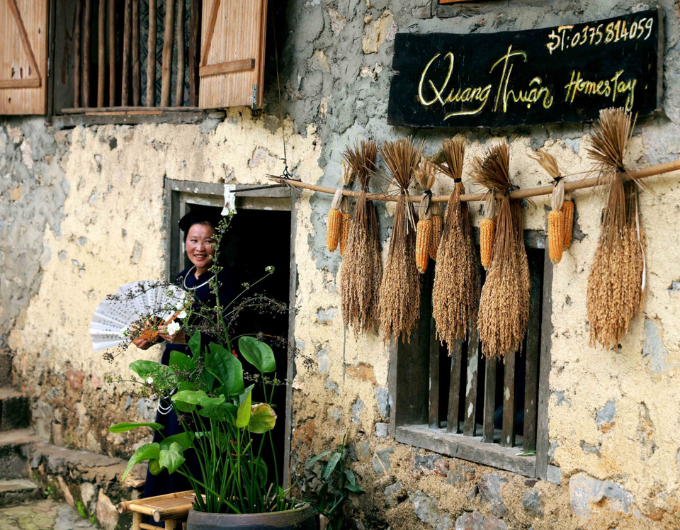 Actuellement, dans le village de pierre de Khuoi Ky, 17 ménages fournissent des services de famille d'accueil. Les gens sont très enthousiastes et incitent les invités à participer à des activités de vie quotidienne ou de travail productives. Photo: VNA