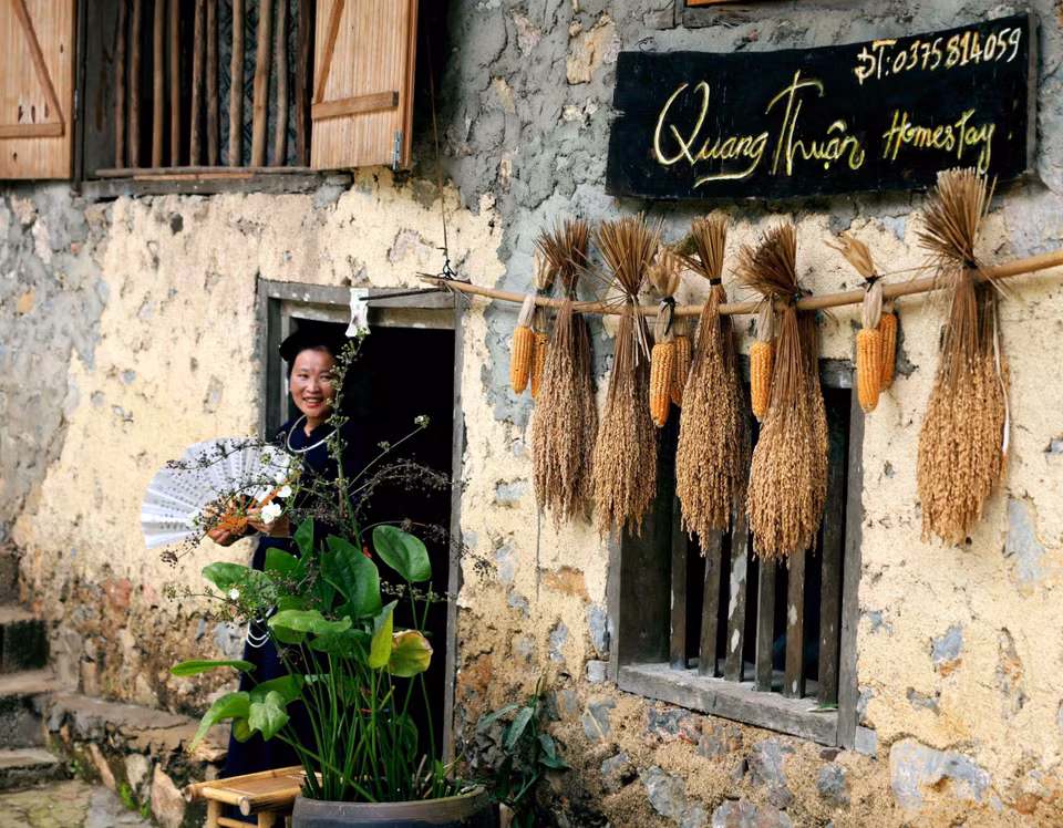 Actuellement, dans le village de pierre de Khuoi Ky, 17 ménages fournissent des services de famille d'accueil. Les gens sont très enthousiastes et incitent les invités à participer à des activités de vie quotidienne ou de travail productives. Photo: VNA