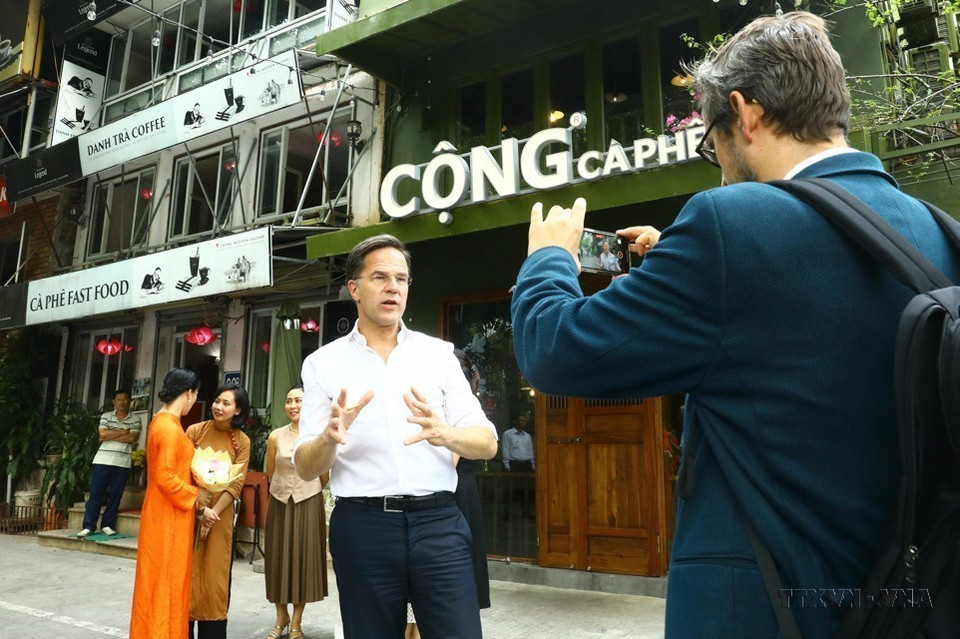Hanoï est un endroit adorable de nombreux dirigeants étrangers. Sur la photo: Lors de sa visite au Vietnam, le matin du 2 novembre 2023, le Premier ministre des Pays-Bas, Mark Rutte, s'est rendu dans un café dans la rue Dien Bien Phu, a dégusté du thé et a discuté avec des amis vietnamiens. Photo : VNA