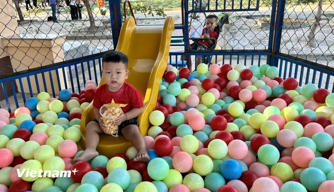 Aire de jeux sur les îles pour les enfants. Photo: Vietnam+