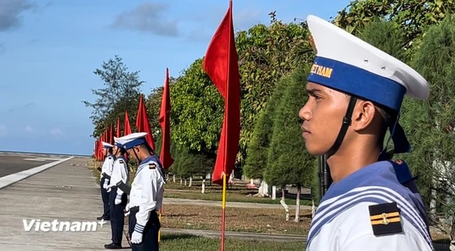Les officiers et les soldats font toujours preuve de courage, sont déterminés à s'entraîner et prêts à se battre et set à accomplir avec succès les tâches qui leur sont assignées. Photo: Vietnam+