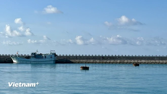 Le quai est comme un "bras" pour accueillir les navires de la « Patrie » vers la mer et les îles bien-aimées. Photo: Vietnam+