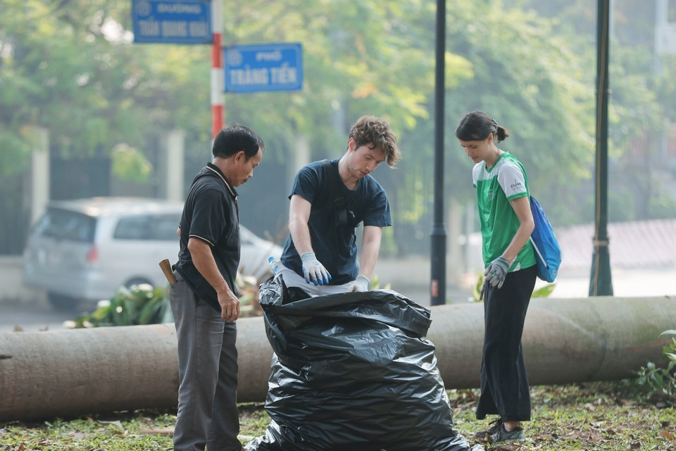 Des bénévoles ramassent les déchets dans le jardin Bac Co, arrondissement de Hoan Kiem. Photo: VNA