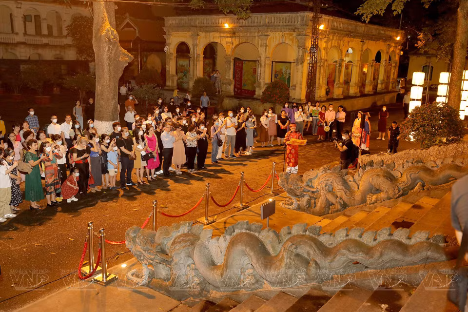 Visiteurs à une cérémonie en hommage aux rois méritoires du pays au palais de Kinh Thiên, à la Cité impériale de Thang Long-Hanoï. Photo: VNA