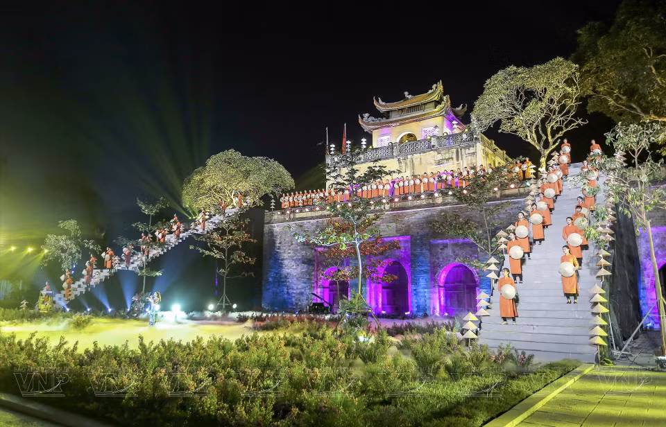 Défilé d'ao dai à la Cité impériale de Thang Long-Hanoï, patrimoine mondial. Photo: VNA