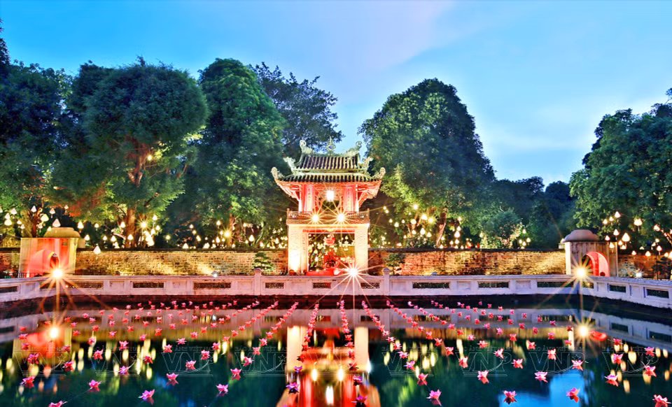 Le Temple de la Littérature brillant dans la nuit. Photo: VNA