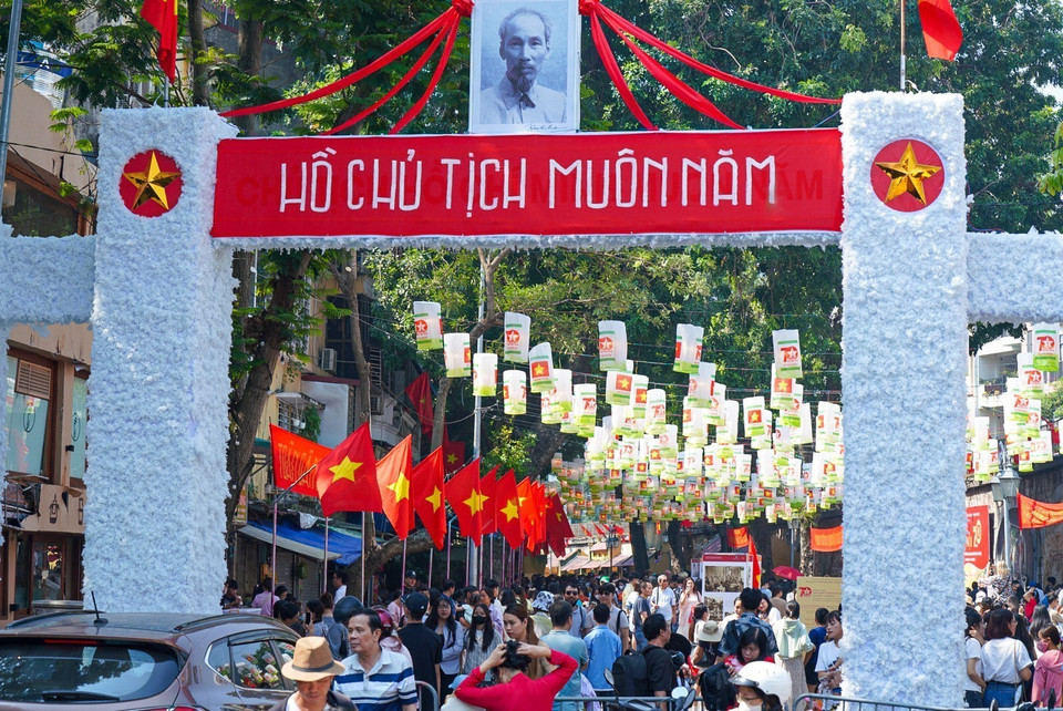 Les touristes profitent d’une journée mémorable dans la rue Phung Hung.