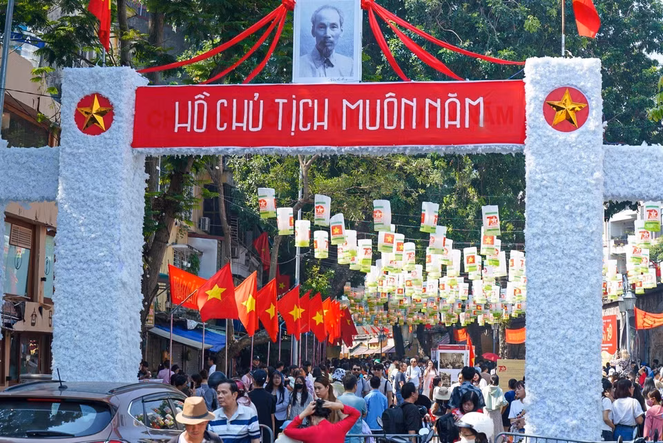 Les touristes profitent d’une journée mémorable dans la rue Phung Hung.