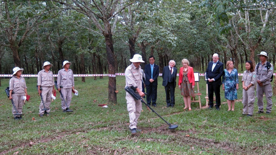 Le président d'Irlande Michael Daniel Higgins et son épouse ont visité en 2016 le site d'étude des bombes à fragmentation du projet « Restaurer l'environnement et surmonter les conséquences de la guerre » - RENEW/NPA, dans la commune de Hai Thai, district de Gio Linh, province de Quang Tri (Centre). Photo: VNA