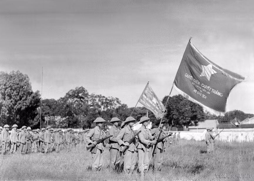 Une unité du Régiment de la capitale portant le drapeau « Déterminé à combattre, déterminé à gagner » offert par le Président Ho Chi Minh assistèrent à la première cérémonie de lever du drapeau le Jour de la libération de la capitale, le 10 octobre 1954. Photo : archives-VNA