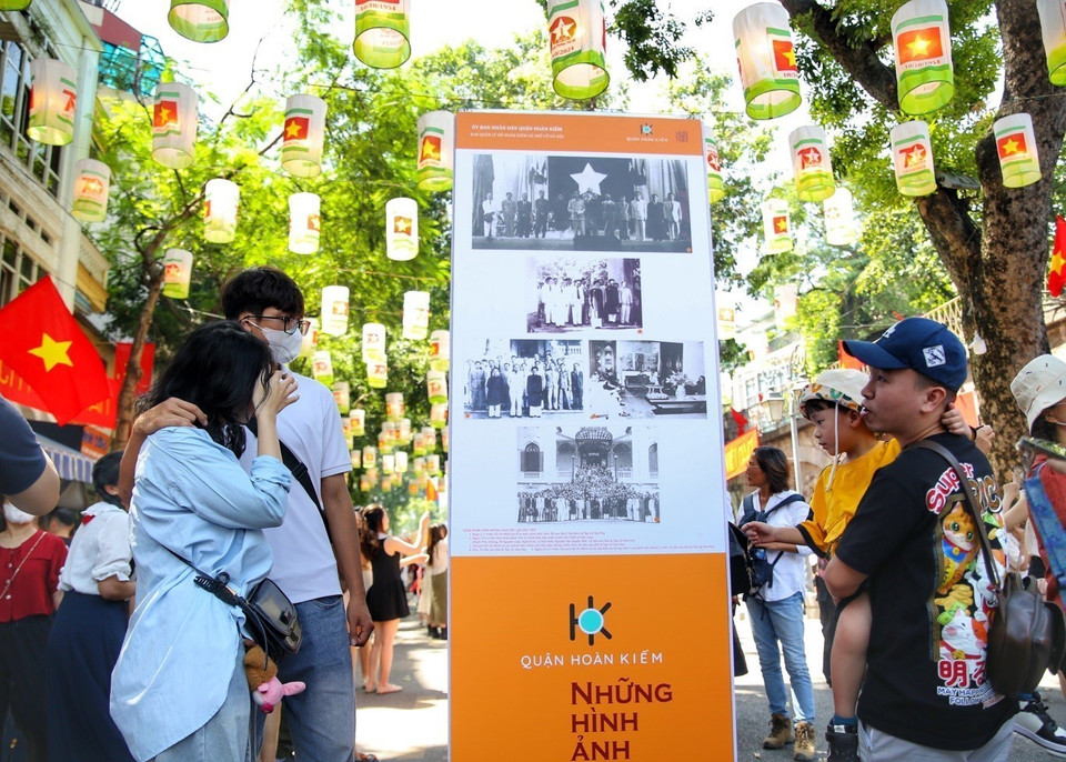 Le programme « Souvenirs de Hanoï - 70 ans » comprend des expositions et des activités qui se déroulent du 4 au 10 octobre dans l'espace mural de la rue Phung Hung.
