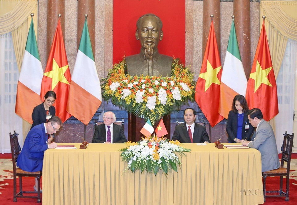 Le président Tran Dai Quang (droite) et le Président d'Irlande Michael Daniel Higgins ont assisté à la cérémonie de signature des documents de coopération entre les deux pays, le 7 novembre 2016 à Hanoï. Photo: VNA