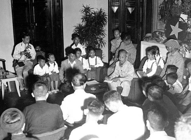 Le ¨Président Ho Chi Minh reçut les représentants de la population de la capitale, le 16 octobre 1954. Photo : archives-VNA