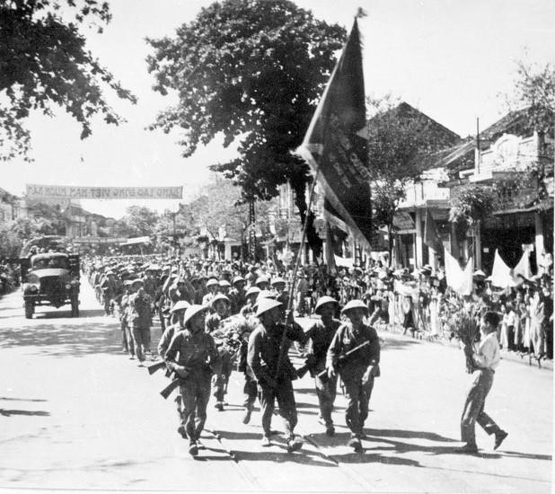 Les habitants de Hanoï accueillirent chaleureusement et offrirent des fleurs aux soldats en route pour prendre la capitale, le matin du 10 octobre 1954. Photo: archives-VNA