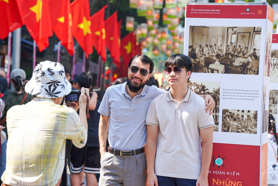 L’espace mural de Phung Hung attire un grand nombre de personnes et de touristes.