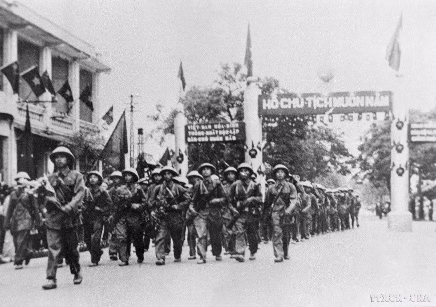 Devant les attentes des habitants de la Capitale, le matin du 10 octobre 1954, des pionniers de la Division 308 entrèrent pour s'emparer de la capitale. Photo : archives-VNA