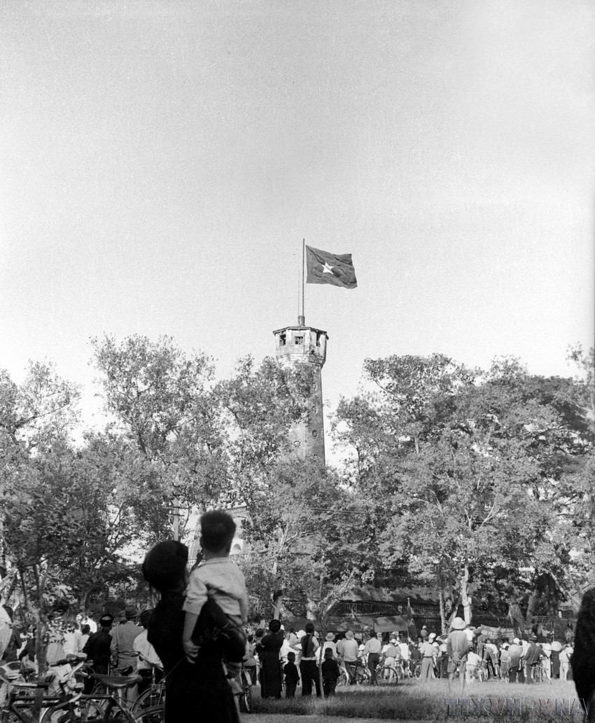 Les gens regardèrent avec joie le drapeau national flottant sur le mât de Hanoï le jour de la libération de la capitale, le 10 octobre 1954. Photo : archives-VNA