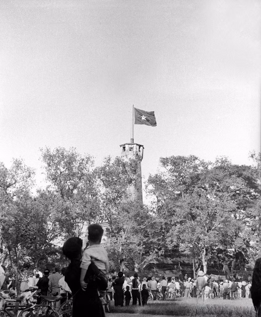 Les gens regardèrent avec joie le drapeau national flottant sur le mât de Hanoï le jour de la libération de la capitale, le 10 octobre 1954. Photo : archives-VNA