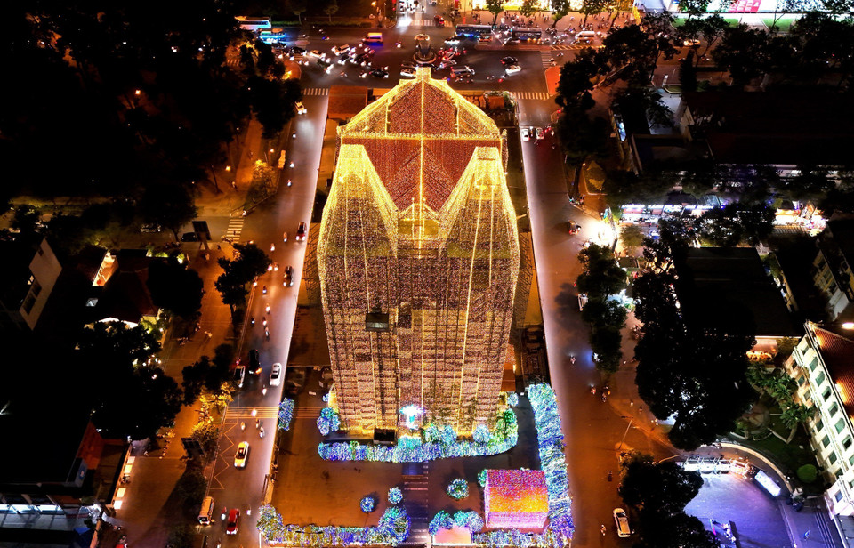 Les 500 000 LED, habilement disposées sur les deux clochers de 60 mètres, confèrent à la cathédrale Notre-Dame de Saïgon un éclat envoûtant, transformant l'édifice en un joyau scintillant au cœur de la ville. Photo: VNA