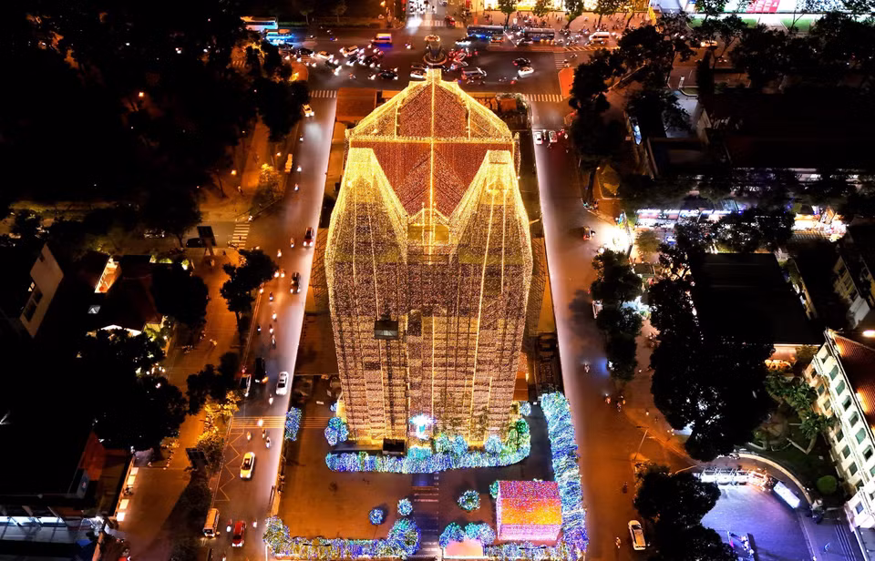 Les 500 000 LED, habilement disposées sur les deux clochers de 60 mètres, confèrent à la cathédrale Notre-Dame de Saïgon un éclat envoûtant, transformant l'édifice en un joyau scintillant au cœur de la ville. Photo: VNA