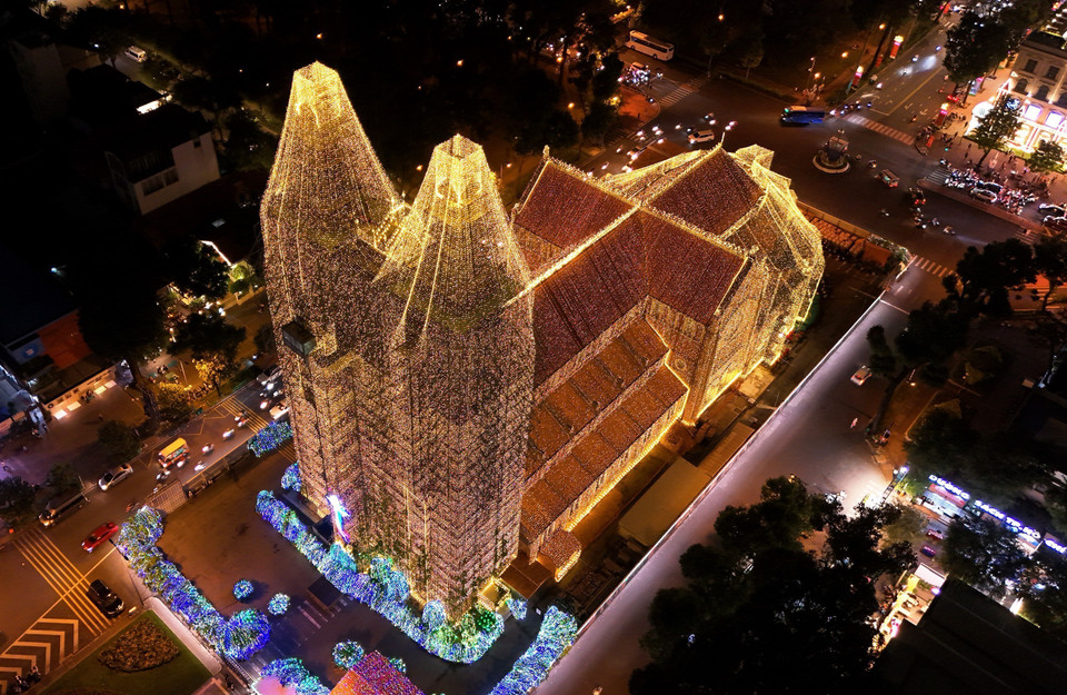 La cathédrale Notre-Dame de Saïgon est toujours un point culminant au cœur d'Hô Chi Minh-Ville chaque Noël. Photo: VNA