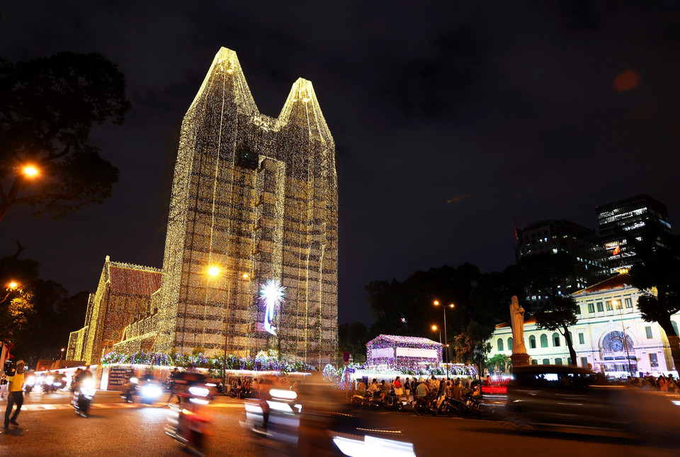 À la nuit tombée, la cathédrale Notre-Dame de Saïgon se métamorphose en une étoile scintillante. Photo: VNA