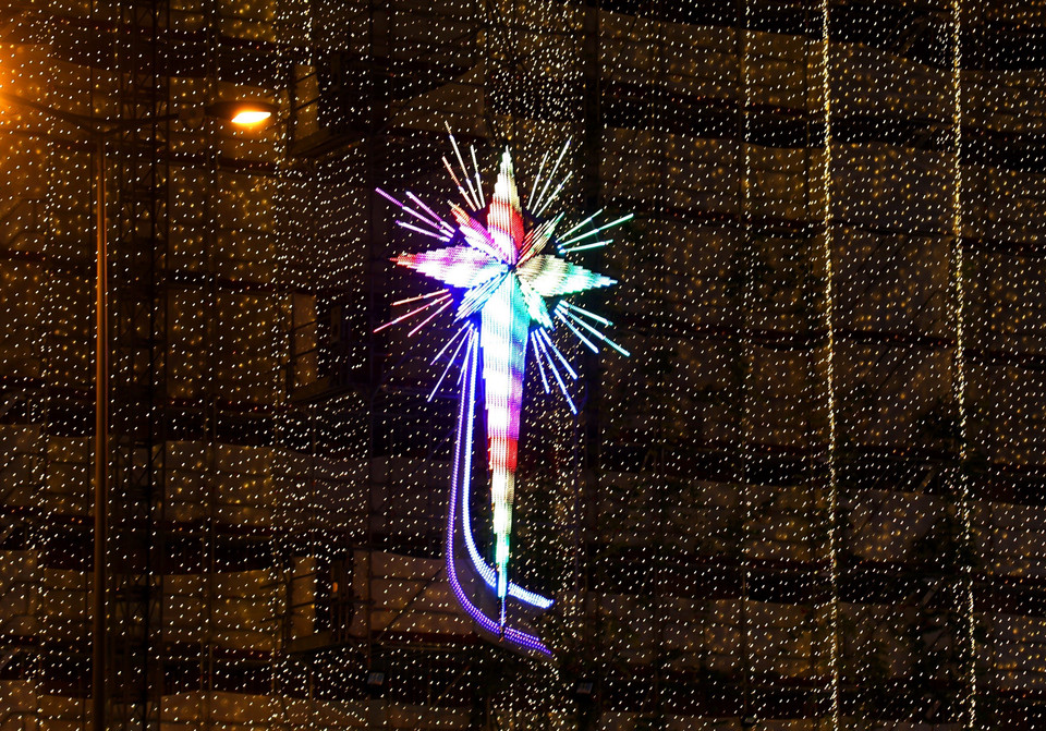 L'étoile de Noël de Bethléem est montée entre les deux clochers. Photo: VNA