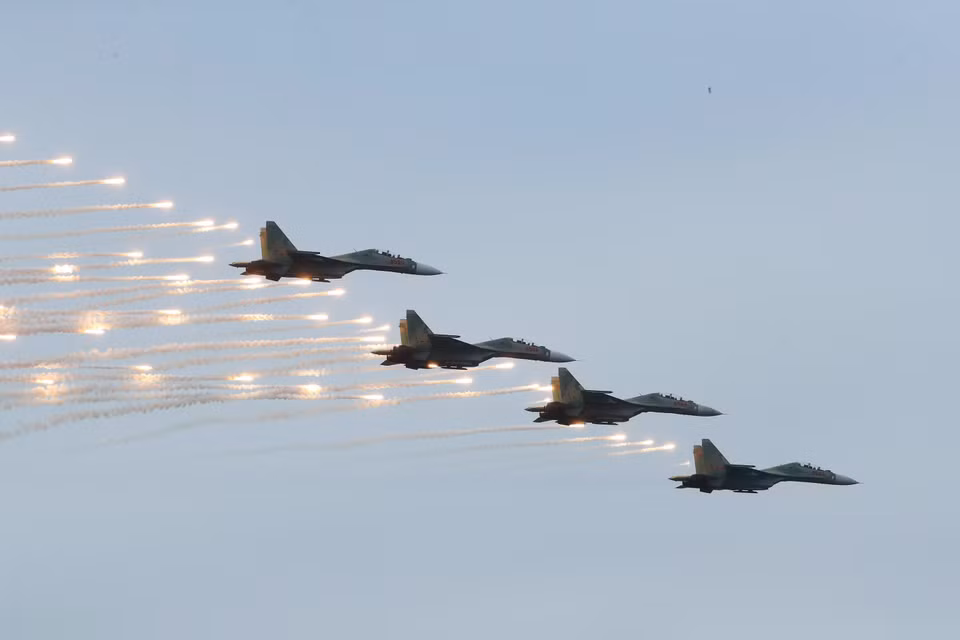 Des Su30-MK2 lors de leur entrainement. Photo : VNA