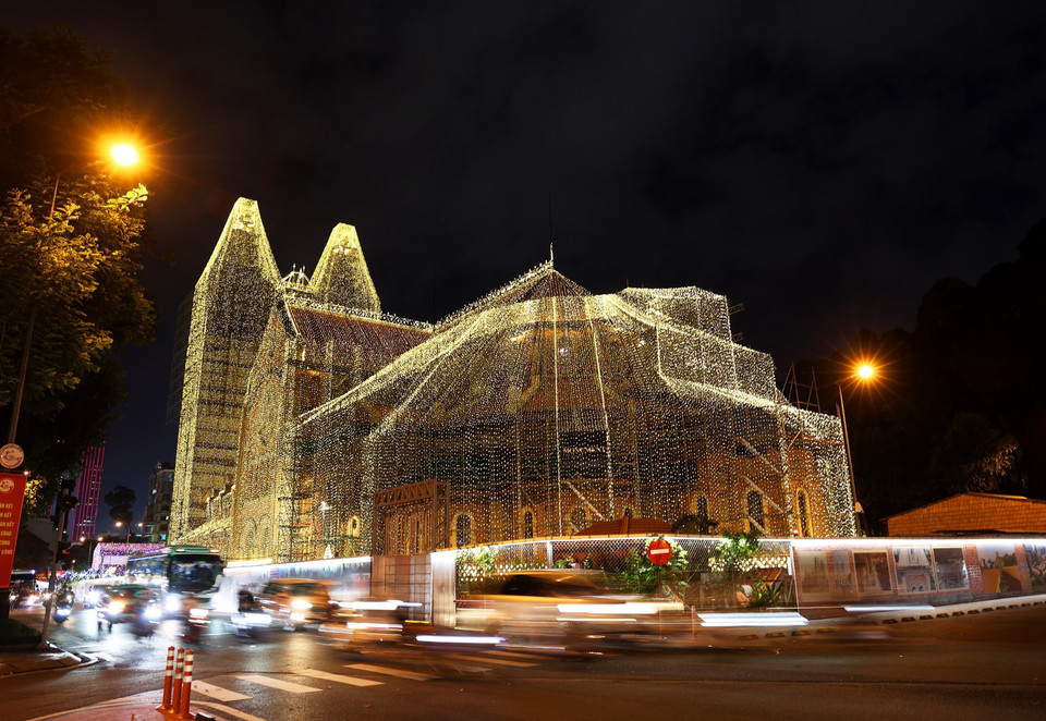 La cathédrale Notre-Dame de Saïgon scintille pour accueillir Noël 2024. Photo: VNA