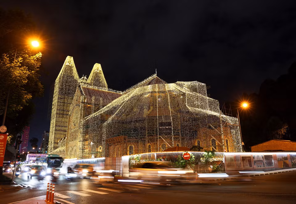La cathédrale Notre-Dame de Saïgon scintille pour accueillir Noël 2024. Photo: VNA