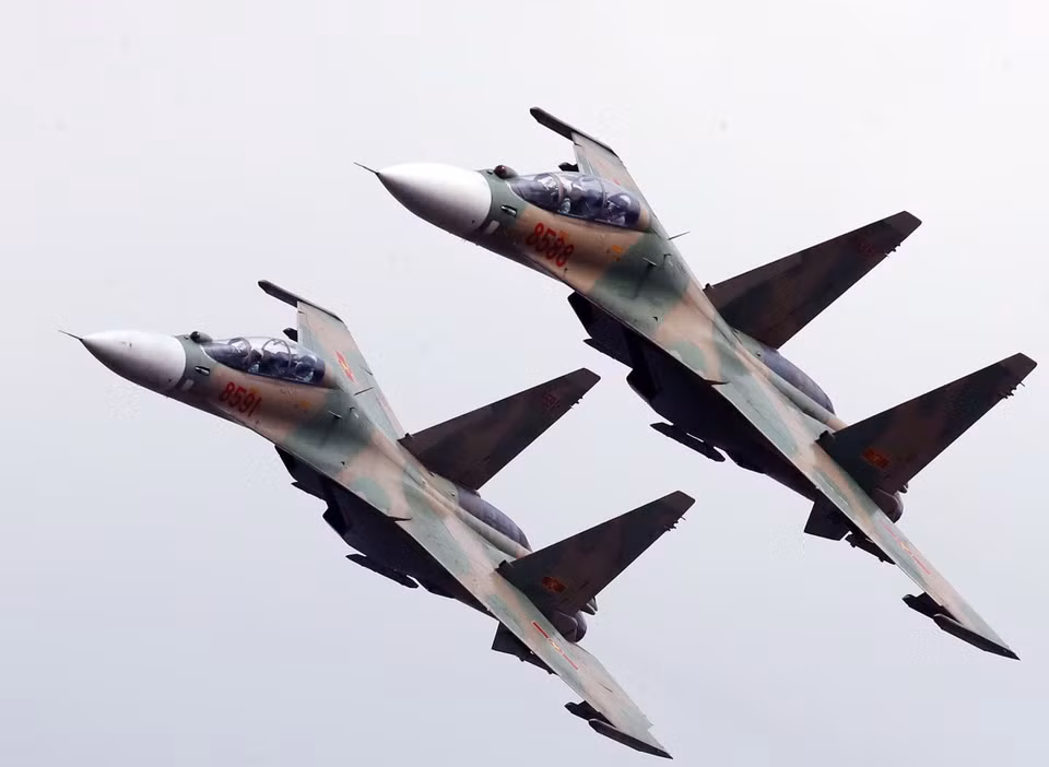 Les chasseurs Su30-MK2 ont quitté l'aéroport de Kep, Bac Giang, après avoir terminé le vol d'entraînement. Photo : VNA