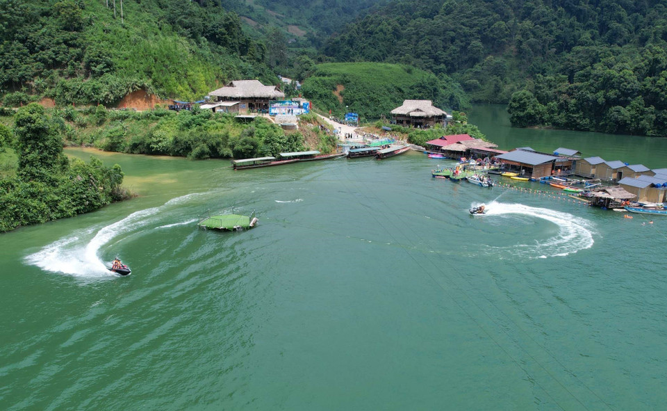 La zone centrale de la baie de Pa Khom abrite des maisons flottantes tranquilles où les visiteurs peuvent se détendre et participer à des activités nautiques. Photo: VNA
