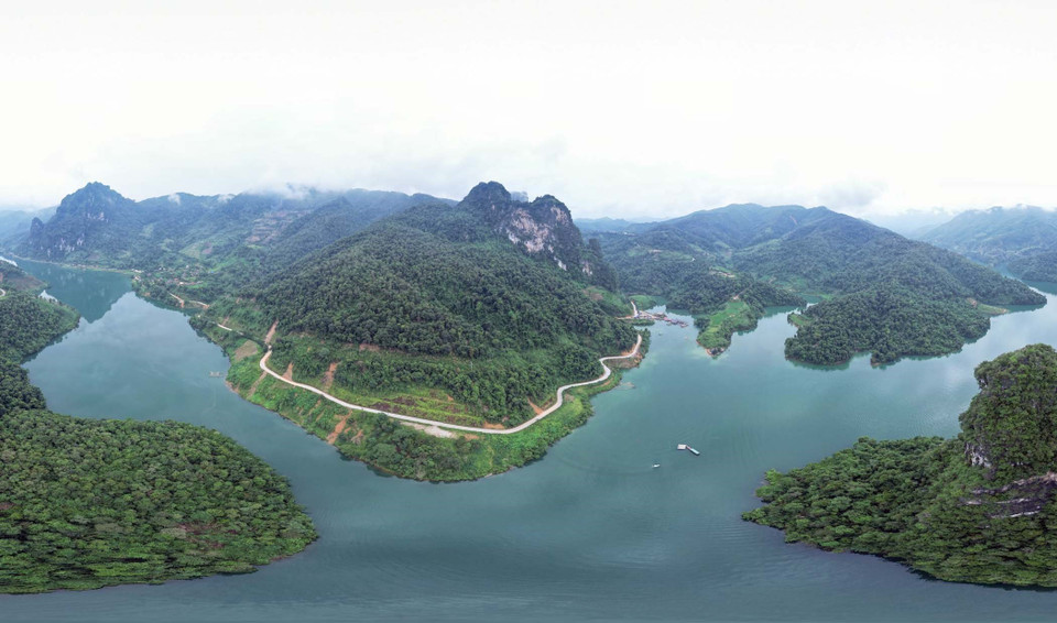 Vue panoramique de la baie de Pa Khom, entourée de montagnes boisées. Photo: VNA