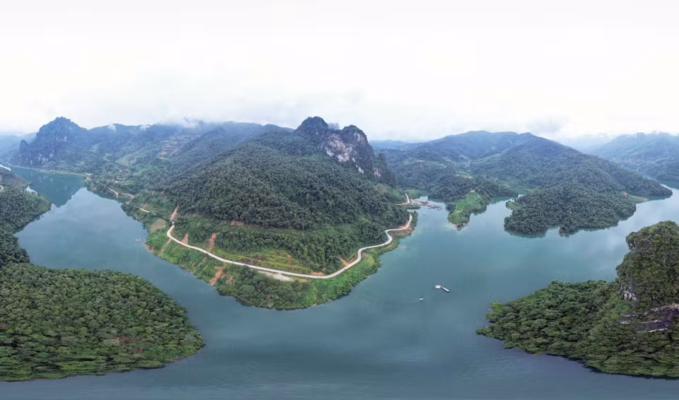 Vue panoramique de la baie de Pa Khom, entourée de montagnes boisées. Photo: VNA