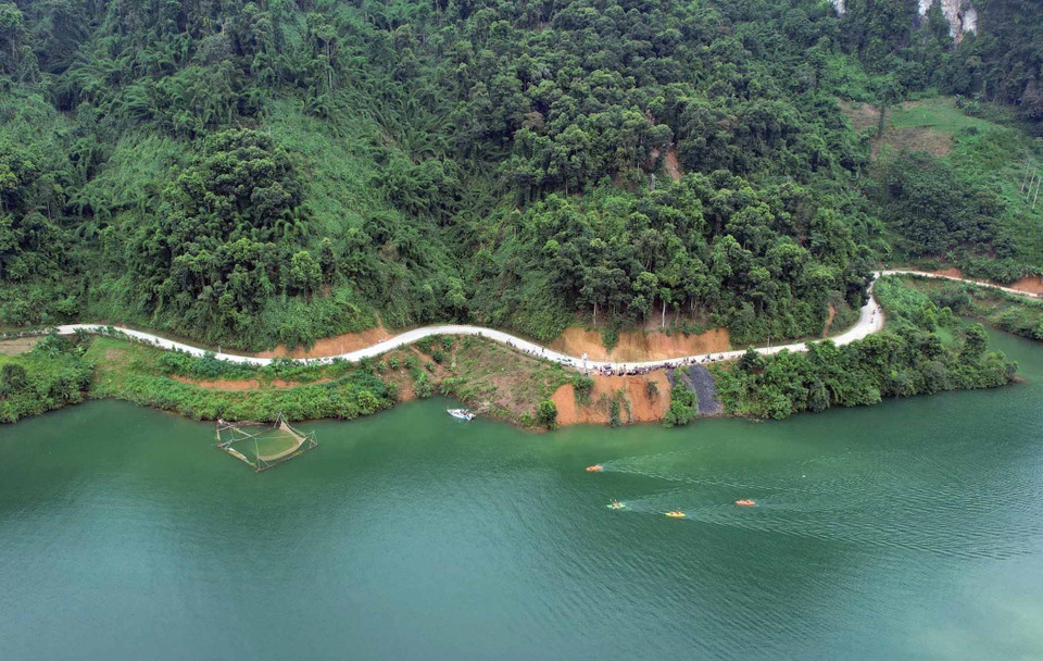 La baie de Pa Khom est devenue un lieu touristique très apprécié de la province de Lai Chau, offrant aux visiteurs la possibilité de profiter de l'air frais. Photo: VNA