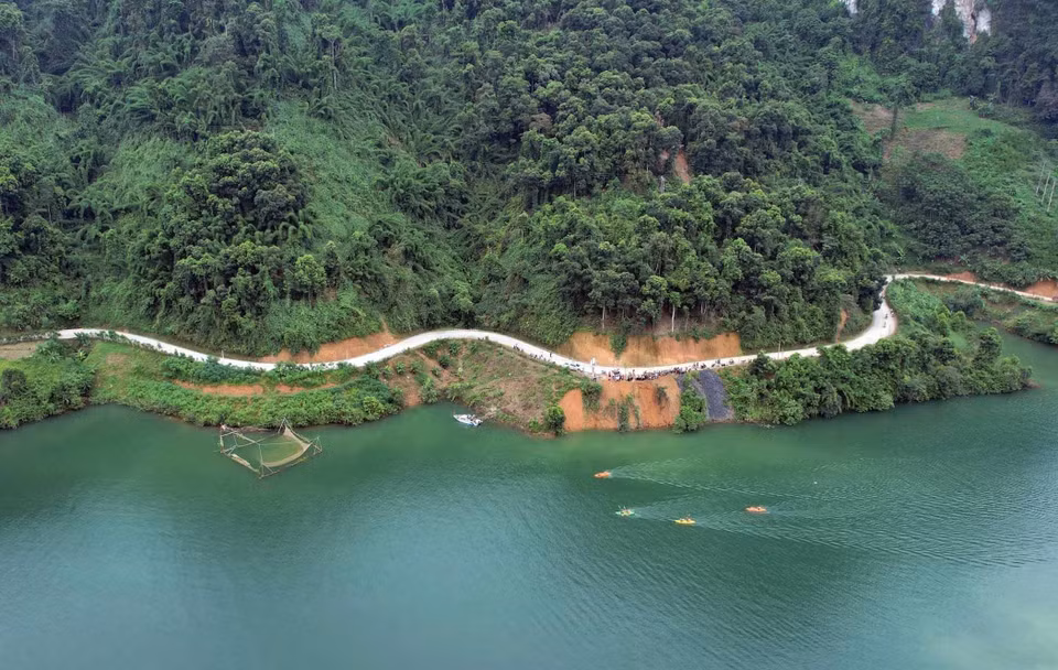 La baie de Pa Khom est devenue un lieu touristique très apprécié de la province de Lai Chau, offrant aux visiteurs la possibilité de profiter de l'air frais. Photo: VNA
