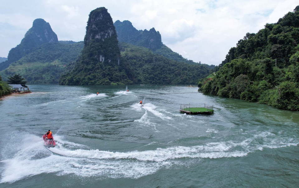 Nichée à environ 30 kilomètres du centre du district de Than Uyen dans la province de Lai Chau, la baie de Pa Khom offre des paysages naturels majestueux idéaux pour le tourisme. Photo: VNA