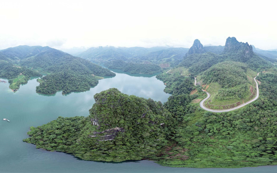En plus de sa beauté naturelle, la région bénéficie d'un climat frais et agréable, de paysages pittoresques et d'une atmosphère tranquille. Photo: VNA