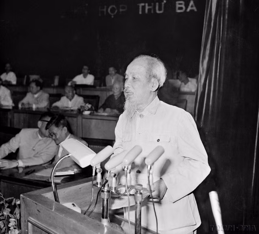 Lors de la 3e session de la 3e Assemblée nationale, le 16 avril 1965, le président Hô Chi Minh appela ses compatriotes et les soldats de tout le pays à s'avancer et à être déterminés à vaincre les envahisseurs américains.