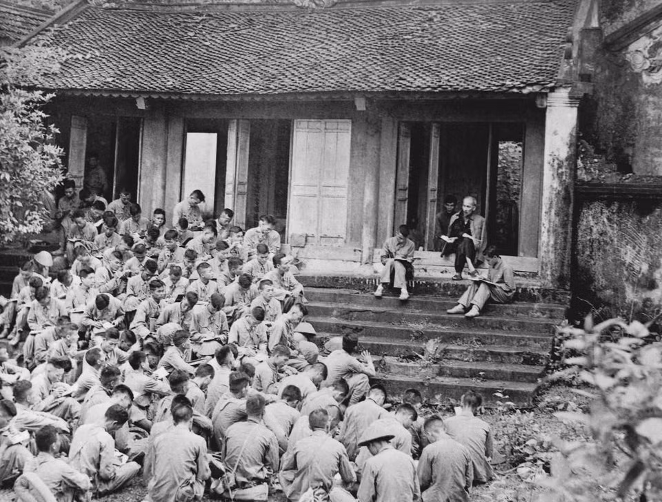Le 19 septembre 1954, au temple Giêng, un vestige historique du Temple des rois fondateurs Hungs, le président Hô Chi Minh conversa avec des soldats du 308e régiment d'infanterie.