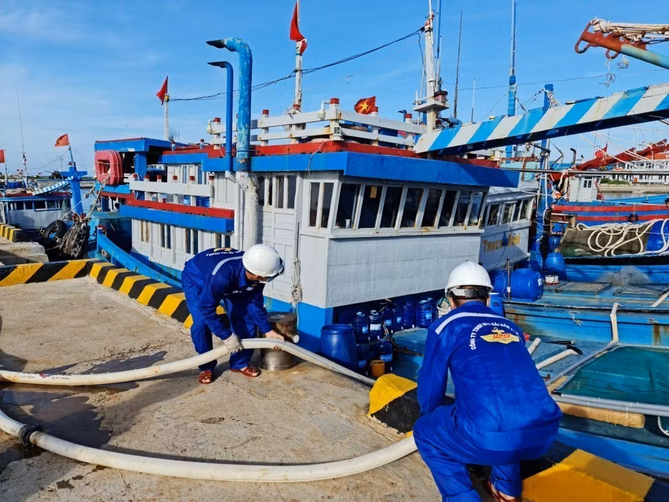 Le Centre logistique de pêche de l'île de Truong Sa Lon fournit gratuitement de l'eau douce aux navires de pêche.
