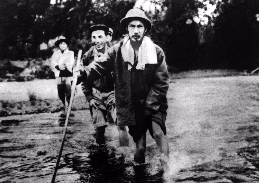 Le président Hô Chi Minh en route pour la campagne des frontières de 1950.