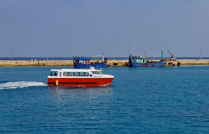 Des navires-hôpitaux militaires sont prêts à secourir les pêcheurs dans les eaux de l'île de Truong Sa Lon.