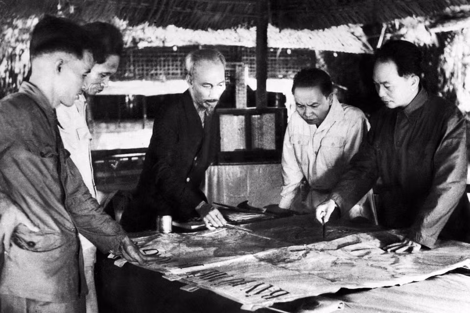 Au commandement de campagne de Diên Biên Phu, le président Hô Chi Minh (au centre), le général Vo Nguyên Giap (à l'extrême droite) et les membres du commandement de la campagne.