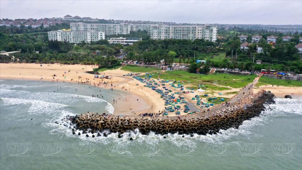 La plage rocheuse d’Ong Dia est située à environ 10 km du centre-ville de Phan Thiet, province de Binh Thuan (Centre).