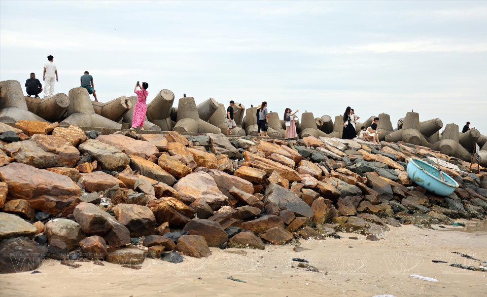 Plusieurs disent que la plage rocheuse avec l'image d'Ong Dia et son visage joyeux a apporté une grande valeur spirituelle aux habitants locaux. Photo: VNA